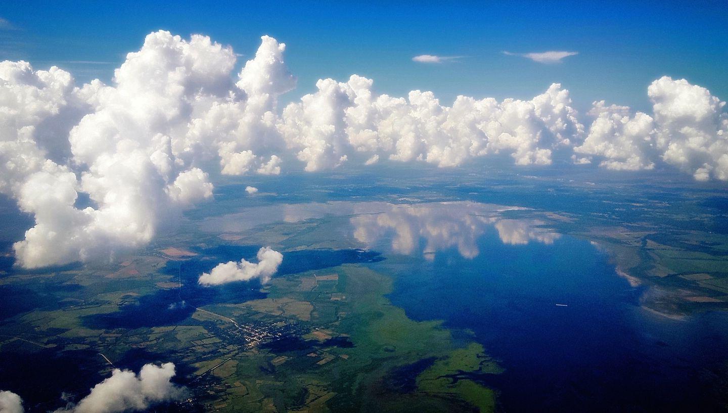 地球的地平线与天空中的云